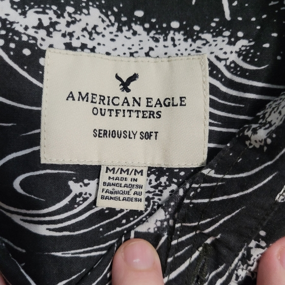 American Eagle Seriously Soft 100% Cotton graphic black and white button down M - Picture 6 of 6